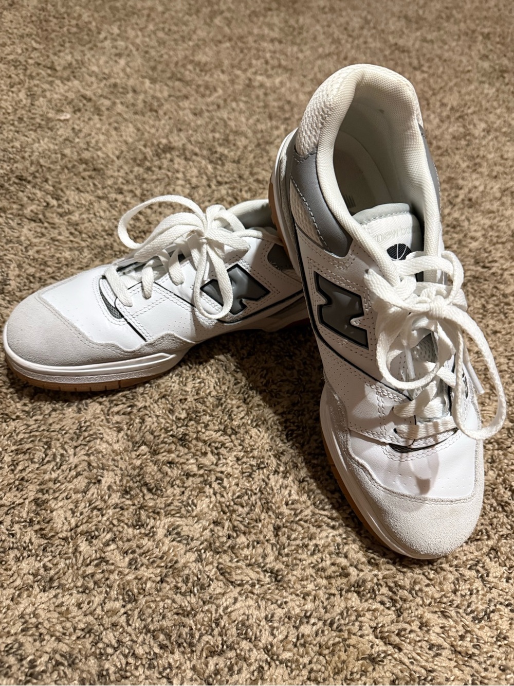 New Balance White and Grey mens 7.5 women’s 9 BB550ESC Athletic Sneakers